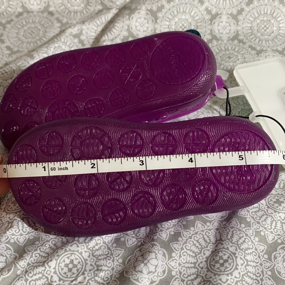 Size 5/6 Kids water shoes - Picture 9 of 10